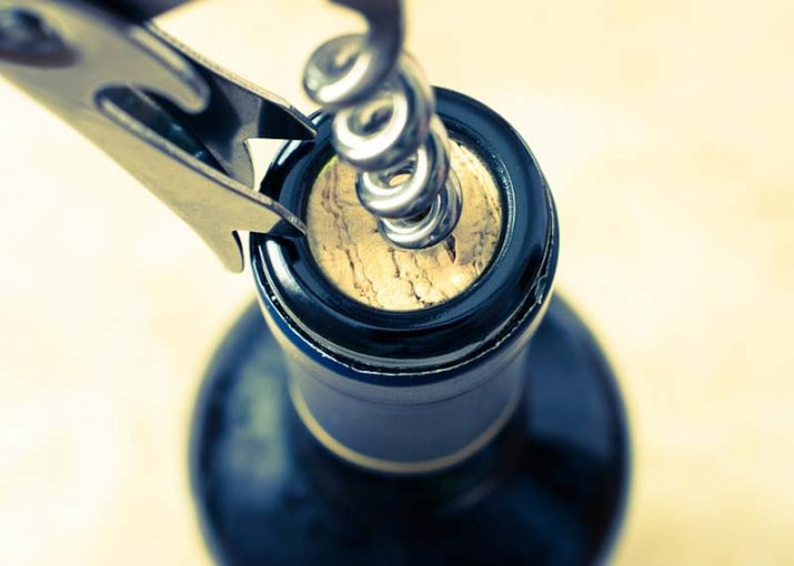 Aprire una bottiglia di vino correttamente: 5 facili regole