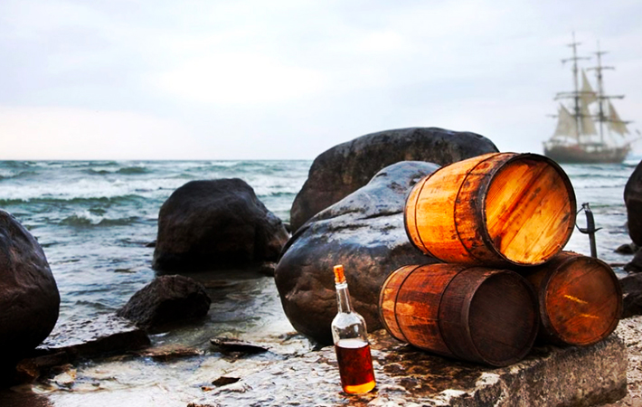 bottiglia di rum in spiaggia a riva del mare