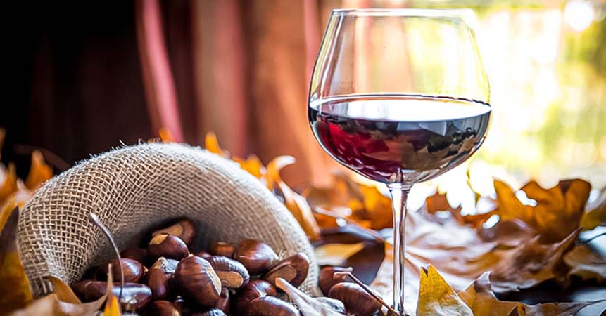 Bicchiere di Vino Rosso con Castagne Arrostite